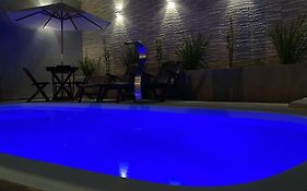 Casa para temporada com piscina e um quarto com ar condicionado em Prado